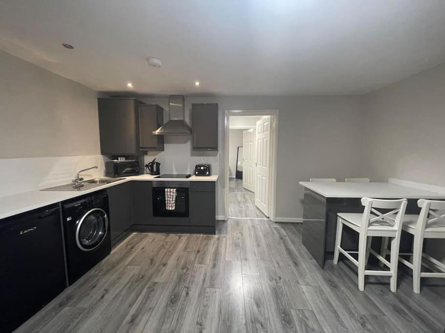 Hosted By Ryan - 2 Bedroom Apartment Liverpool Bagian luar foto