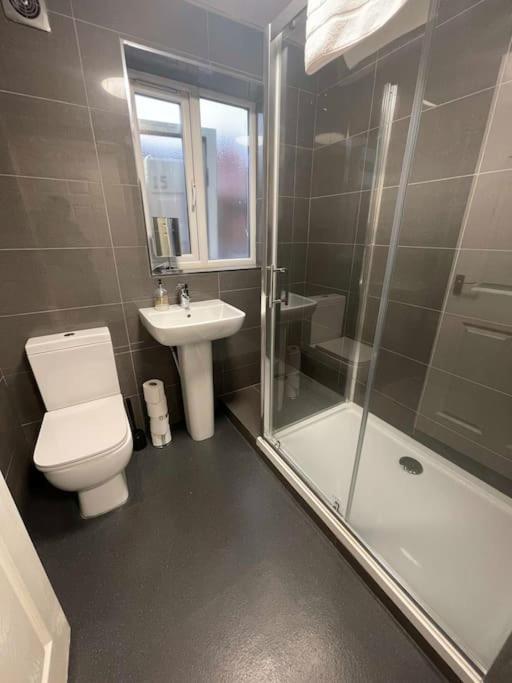 Hosted By Ryan - 2 Bedroom Apartment Liverpool Bagian luar foto